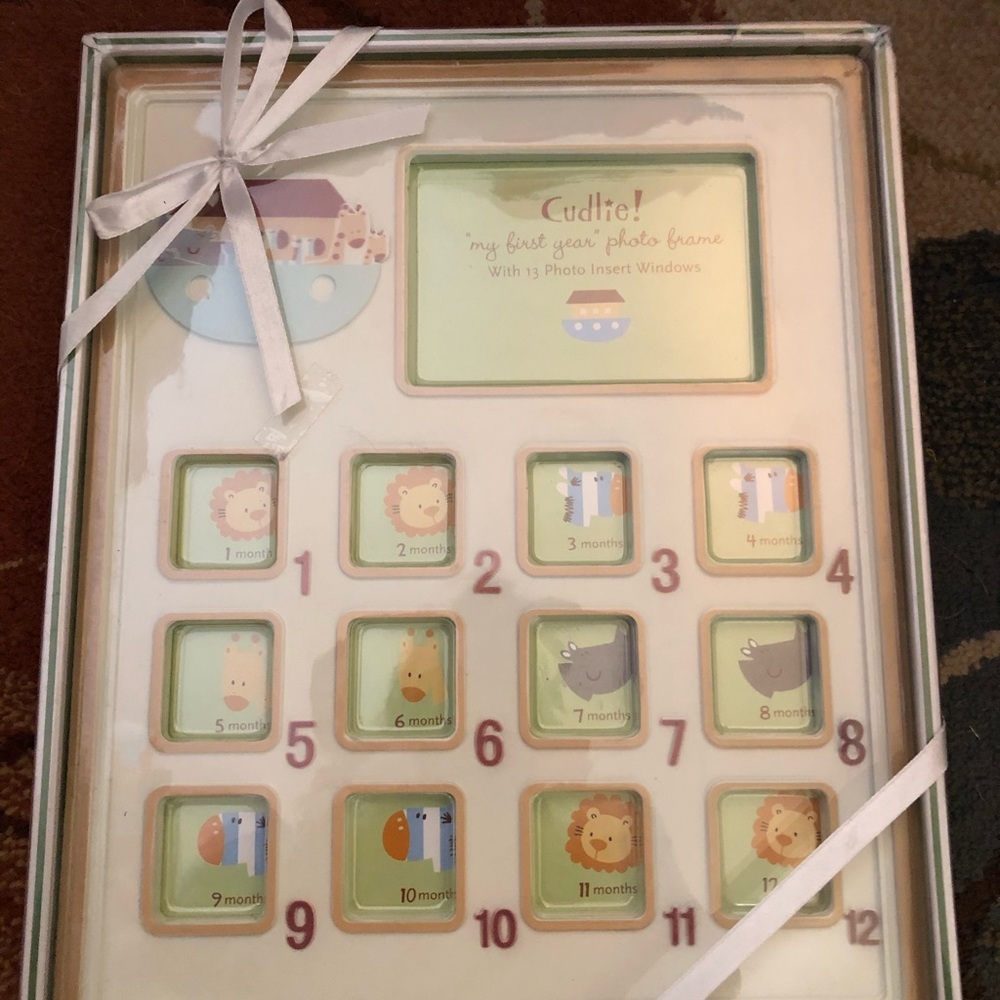 Cudlie décor first year photo frame.